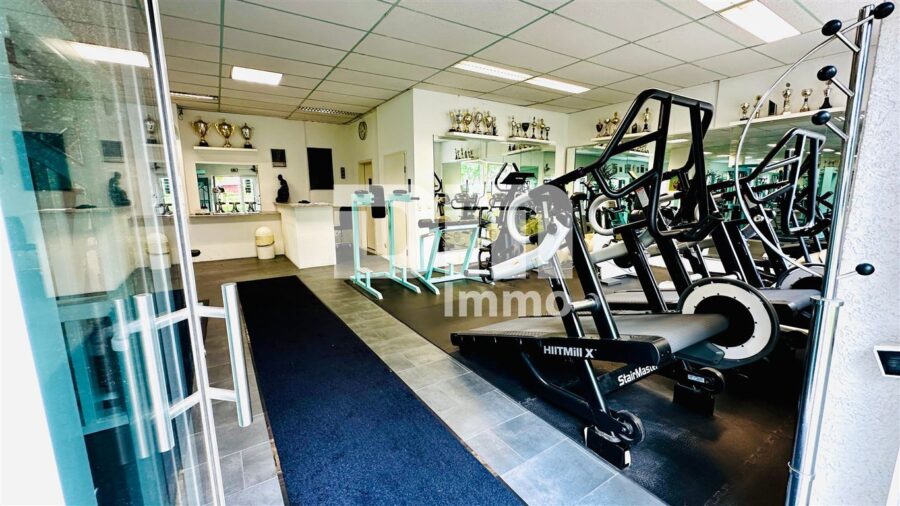 Teilsaniertes Fitnessstudio in gepflegtem Wohn- /Gewerbeensemble - Hauptraum Ansicht 9